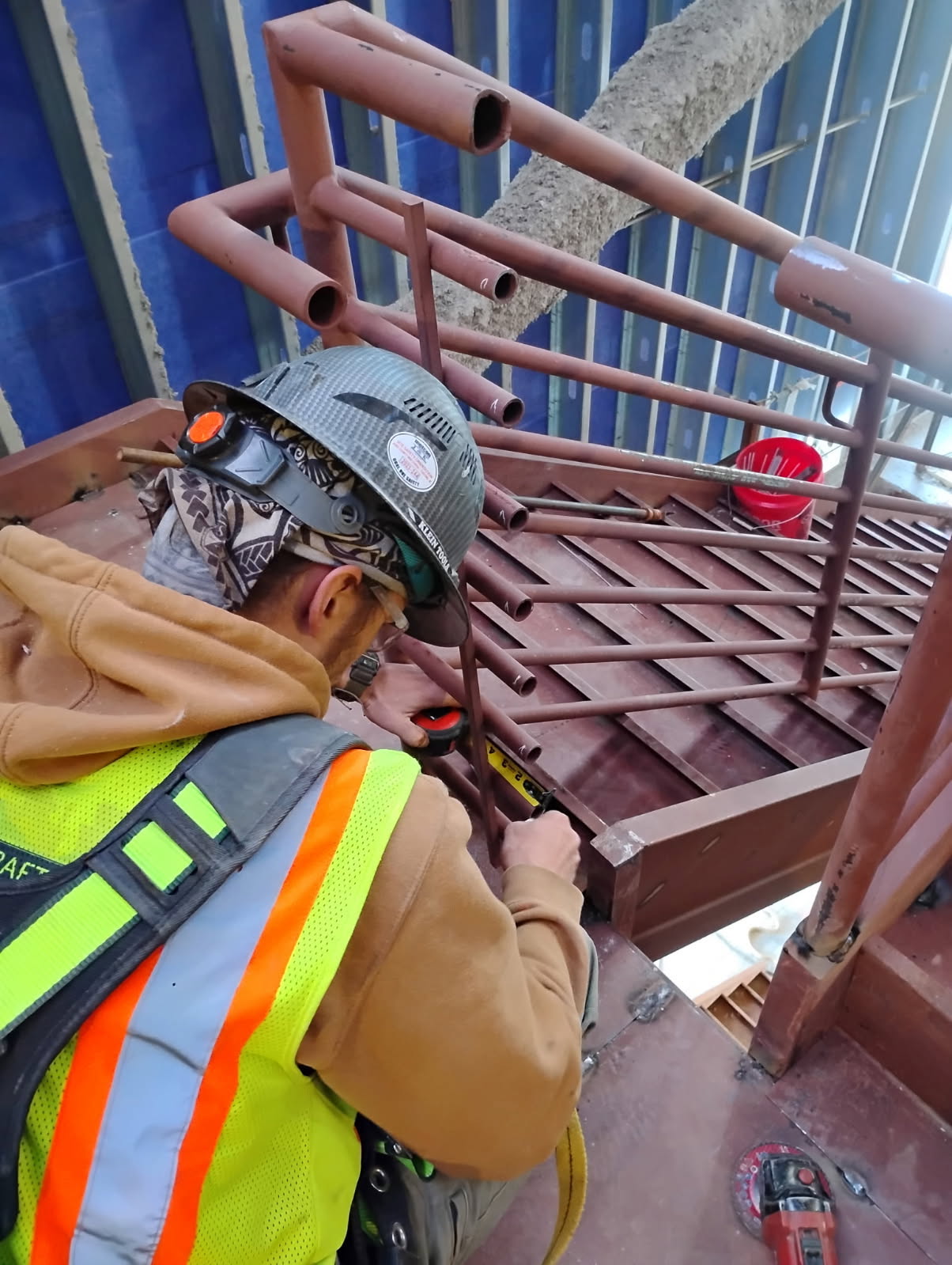 Étude de cas - Metalcrafters : Fabrication et installation sur mesure :  Escaliers en métal | Mains courantes | Enceintes de bennes à ordures | Portails